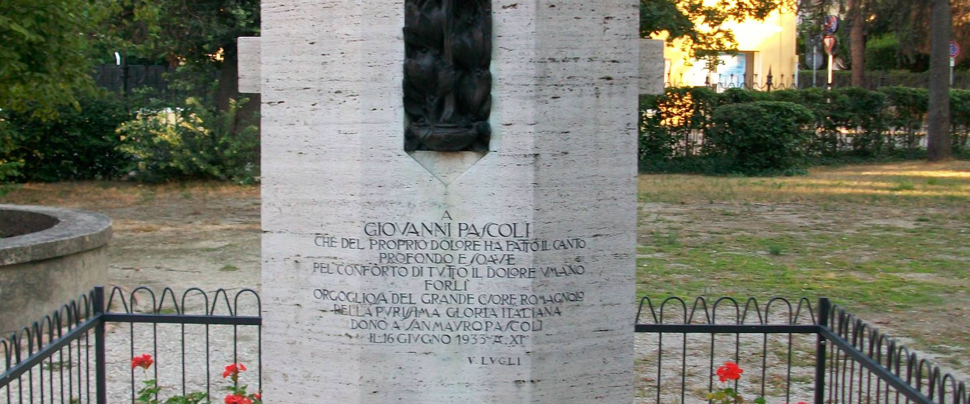 Monumento a Giovanni Pascoli nel giardino della casa photo by Pincez79